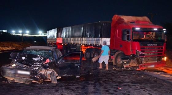 Mulher morre no hospital após acidente entre carro e carreta em Rondonópolis