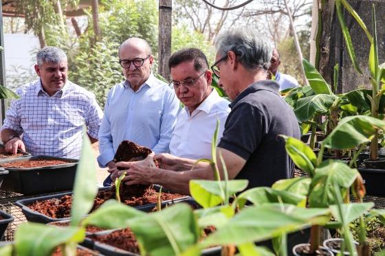 As autoridades visitaram o local para entender e fortalecer a base da agricultura familiar mato-grossense