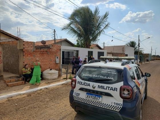 Homem mata ex-enteada com facada no pescoço e comete suicídio em residência de MT