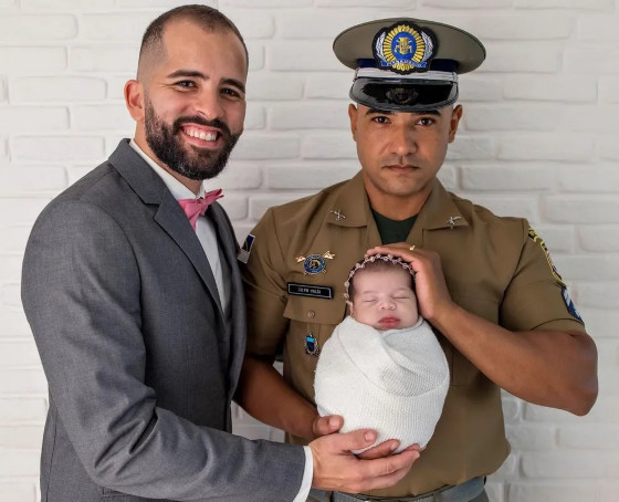 Sargento gay da PM consegue licença-paternidade inédita de 6 meses para cuidar de filha