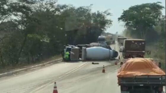 Caminhão carregado de concreto tomba e deixa trânsito congestionado na BR-364