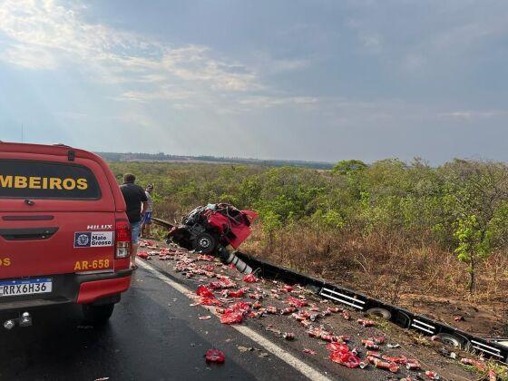 Acidente entre três carretas deixa um motorista ferido e carga de cerveja espalhada na pista