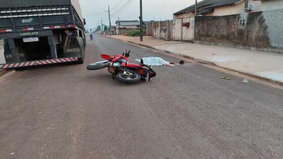 Homem bate moto na traseira de uma carreta parada e morre em MT; veja vídeo