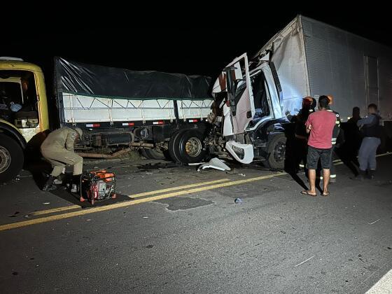 Mulher morre em acidente entre caminhões na Guia