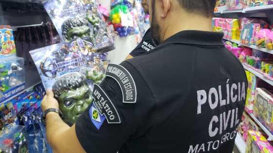 Milhares de brinquedos falsificados são apreendidos no centro de Cuiabá