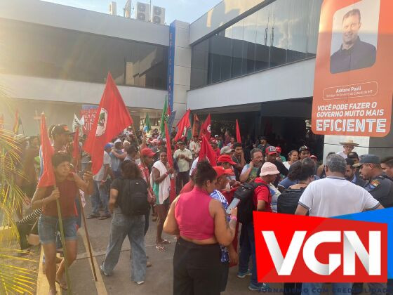 Cerca de 350 camponeses e camponesas protestam, neste momento, no Palácio Paiaguás, sede do Governo Estadual