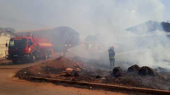 Terreno baldio é incendiado e caminhado é tomado pelas chamas em VG