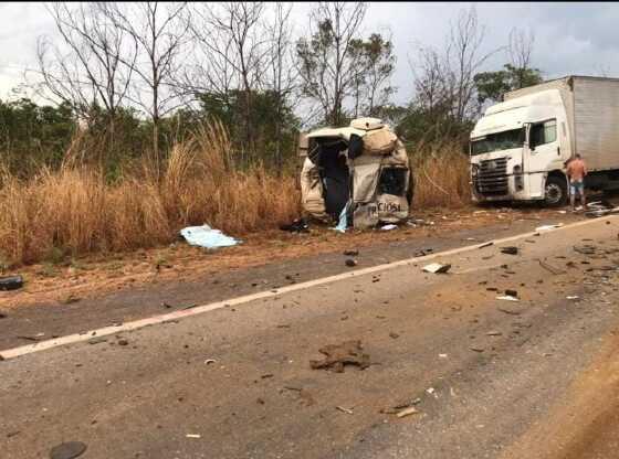 Acidente envolvendo três carretas deixa dois mortos na BR-163