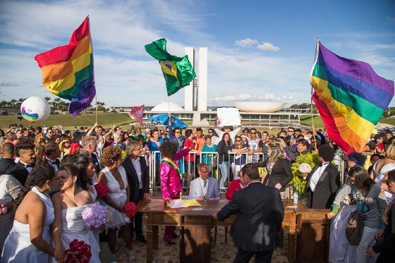 Deputados de direita tentam retroagir lei que garante casamento homoafetivo e geram revolta 