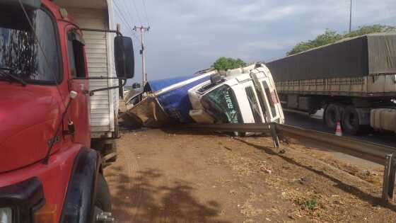 Carreta tomba no trevo do Lagarto em VG, causando congestionamento