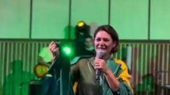 Às vésperas da delação de Cid, Michelle Bolsonaro chora: "Estamos sendo perseguidos e injustiçados"