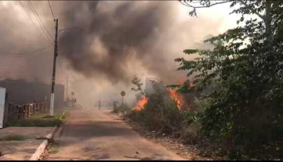 Incêndio de grandes proporções atinge fundo do Aeroporto e se alastra para terrenos residenciais