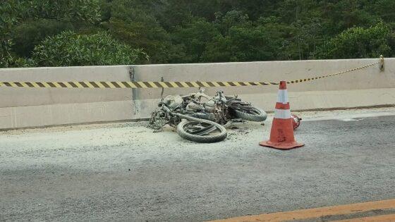 Motociclista morre em colisão com carreta e moto pega fogo na BR 163