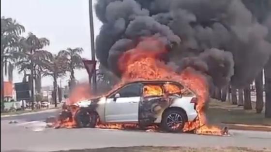 Carro fica destruído após pegar fogo com família dentro em MT