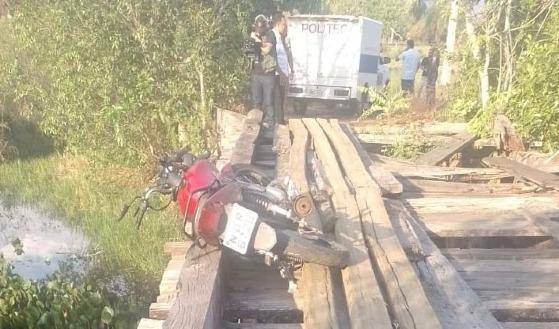 Motociclista cai em rio após tentar atravessar ponte quebrada em comunidade de Leverger.