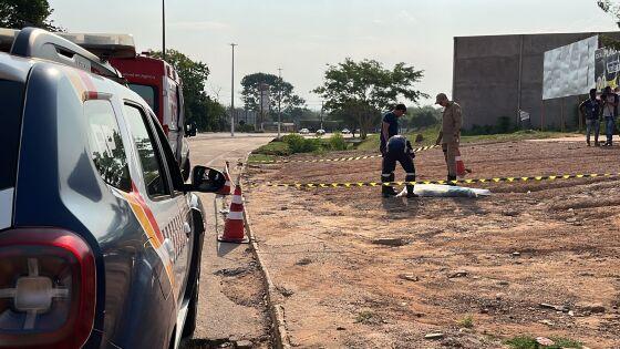 Irmãos vão ao Detran renovar CNH e um é morto por atirador