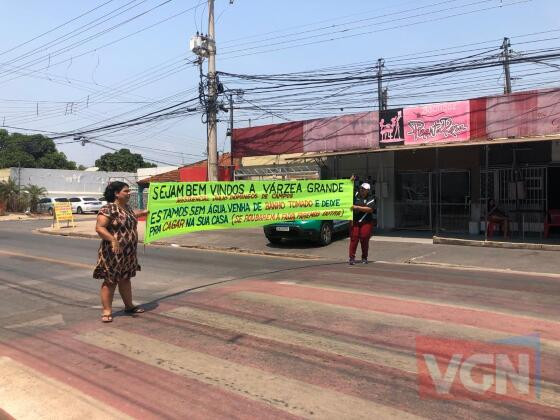 Moradores ocupam faixa de pedestre em frente à Câmara de VG contra falta de água