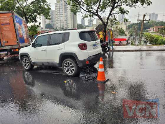 Pista molhada: Motociclista derrapa e morre atropelado por veículo em Cuiabá 