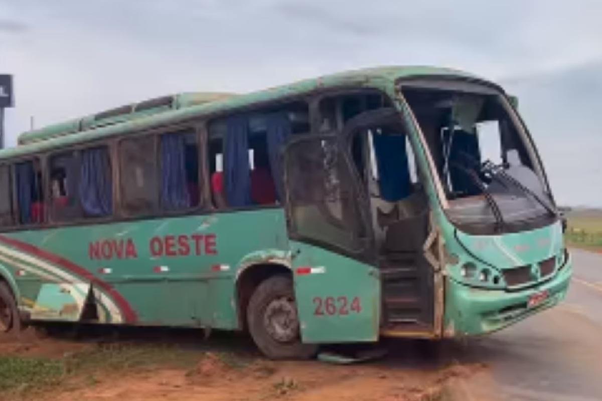 Quatro Passageiros Ficam Feridos Após ônibus Capotar Na Br 364 Vgn