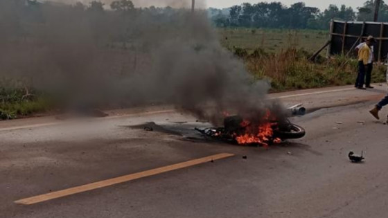 Motocicleta pega fogo após colisão e condutor morre no local.