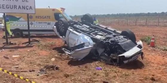 Motorista morre após bater Amarok na traseira de uma carreta e capotar na BR 163