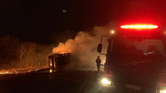 Caminhoneiro morre carbonizado após veículo com combustível tombar na MT 130 