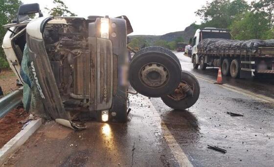 Homem morre esmagado após carreta tombar na MT-130