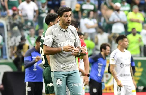 Em nova crise, Abel relembra ameaças contra jogadores do Palmeiras.