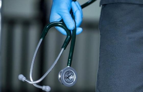 Na clínica, os policiais apreenderam carimbos com nome de outro médico