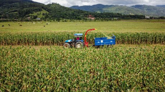 Com emenda de deputado, Nova Brasilândia recebe colhedora para produtores rurais