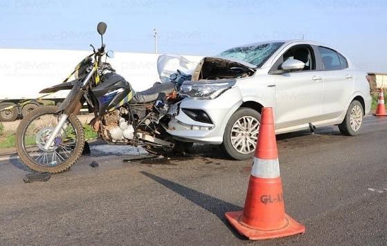 Homem morre em acidente entre carro e moto na BR-163