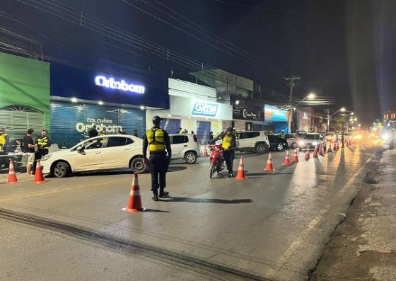 Dez pessoas são presas por embriaguez ao volante e 62 veículos removidos durante blitz em Cuiabá 