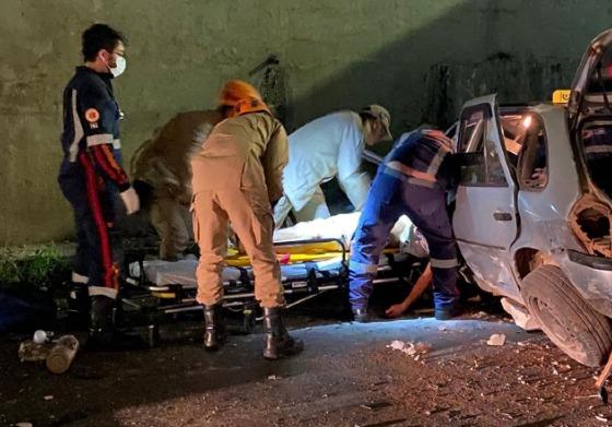 Homem fica preso às ferragens após carro cair de viaduto em Cuiabá 