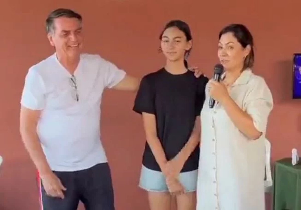 POPTime on X: Laura Bolsonaro comemora seu aniversário de 14 anos ao lado  dos seus pais, Jair Bolsonaro e Michelle Bolsonaro.   / X