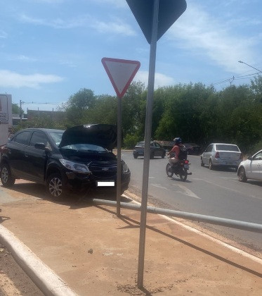 Motorista perdeu controle do veículo e derrubou poste na via 