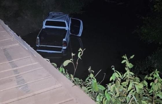 Idoso morre após caminhonete cair em rio de MT