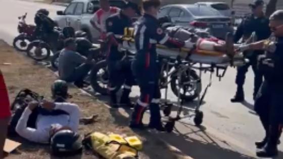  Condutor de caminhonete atinge duas motocicletas e vítimas são encaminhadas para o Pronto-Socorro