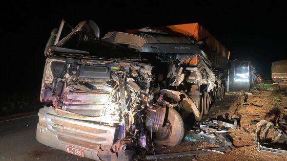 Mulher tenta ajudar caminhoneiro que colidiu contra Anta e acaba atingida por outro caminhão 