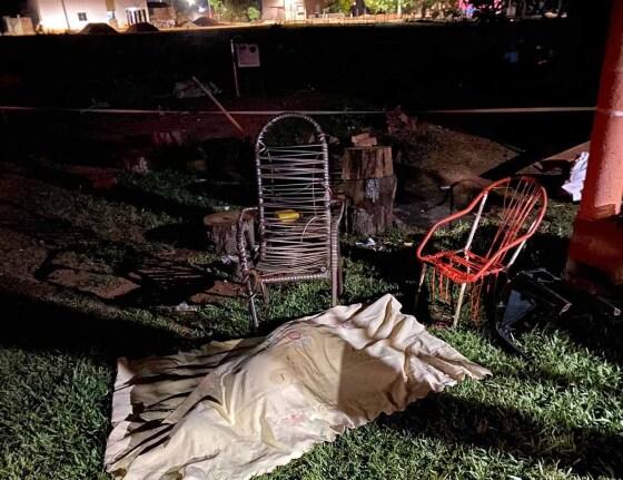 Dupla cerca restaurante e mata homem com diversos tiros