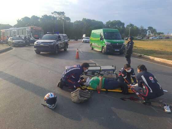 Motociclista fratura perna em acidente na rotatória do Zero Km em VG