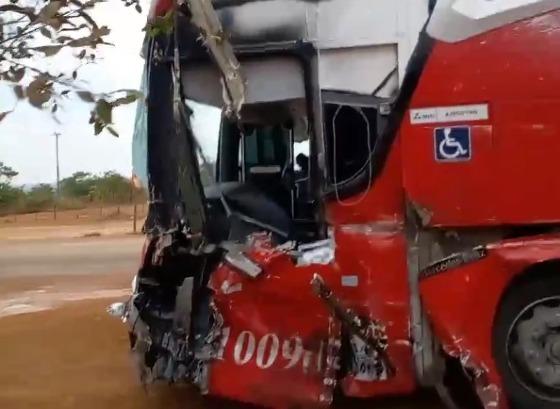 Passageiro morre após colisão entre ônibus e caminhão na BR-163