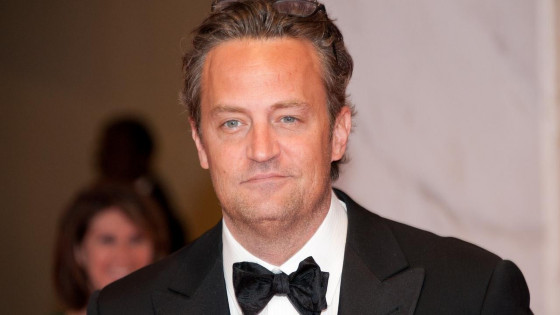 Aos 54 anos, morre Matthew Perry ator da série "Friends"