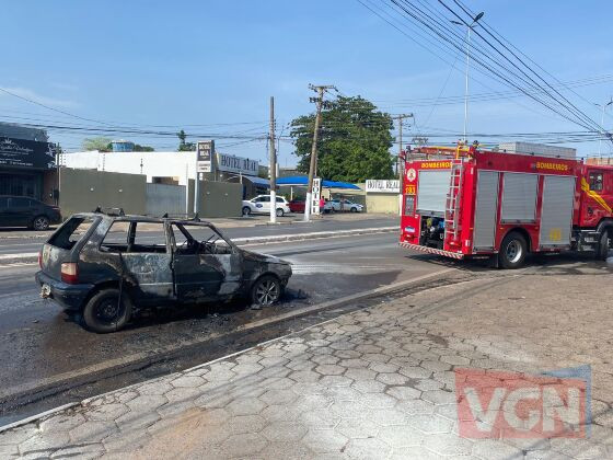 Carro pega fogo em avenida de Várzea Grande