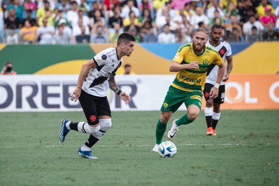 Cuiabá é derrotado pelo Vasco em casa e cai para 11ª colocação do Brasileirão.