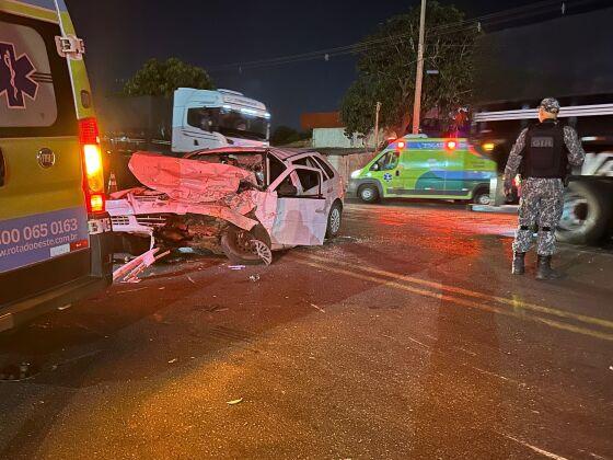 Idoso morre ao invadir pista contrária e colidir carro contra carreta na BR 070 em Cuiabá 