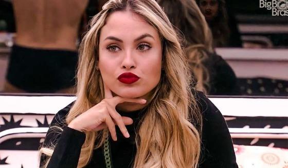Amigos ajudam suposto affair de ex-BBB escalar camarote para beijá-la