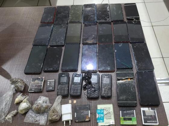 Policial penal é presa em operação que investiga acesso de celulares em cadeia