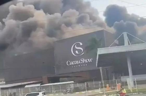 Os bombeiros trabalham no controle das chamas