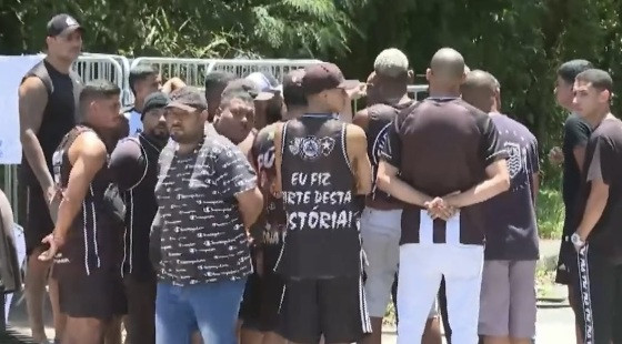 Torcedores do Botafogo protestam em frente ao CT após terceira derrota seguida.