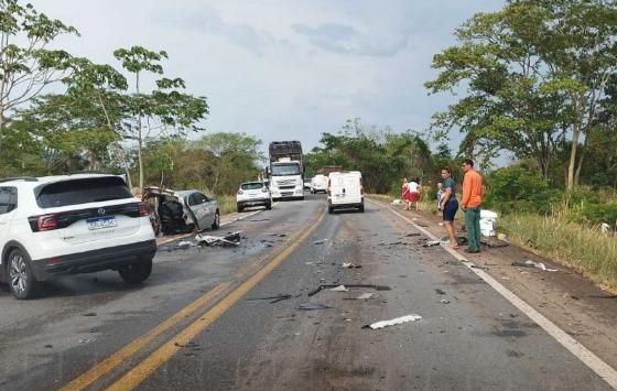 Mulher morre e jovem perde bebê em acidente entre carros de passeio na BR-070